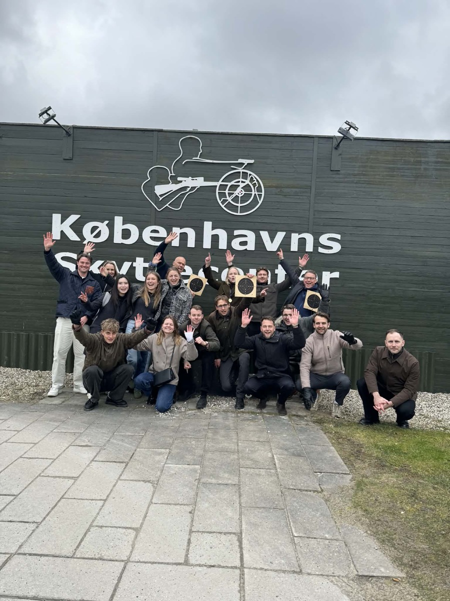 Gruppe skyder til firmaevent hos Shooting Tiger
