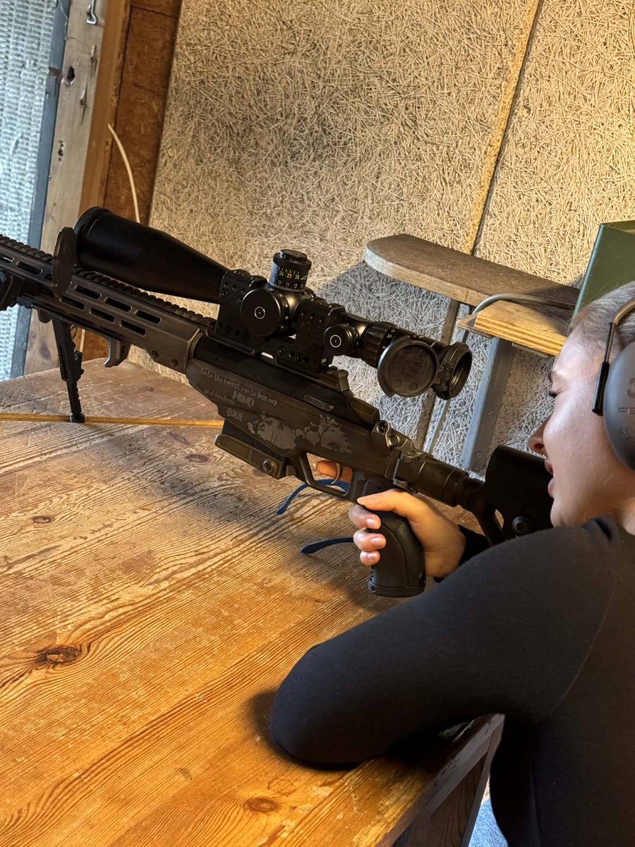 Deltager skyder med håndvåben hos Shooting Tiger